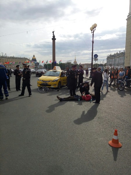 Таксист сбил велосипедиста