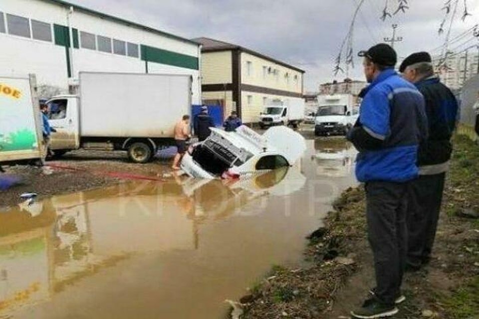 ндексТакси в Краснодаре, такси утонуло в луже
